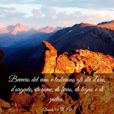 Picture 03 - Daniele 5:4 RIV - Bevvero del vino e lodarono gli dèi d’oro, - Bible Verse Picture