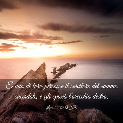 Picture 03 - Luca 22:50 RIV - E uno di loro percosse il servitore del sommo - Bible Verse Picture