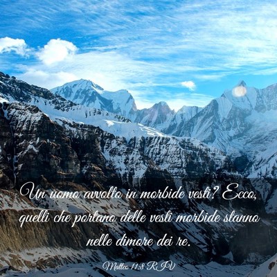 Picture 03 - Matteo 11:8 RIV - Un uomo avvolto in morbide vesti? Ecco, quelli - Bible Verse Picture