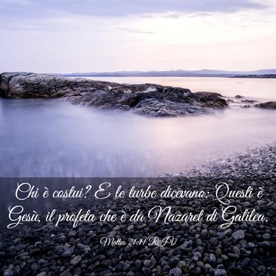 Picture 03 - Matteo 21:11 RIV - Chi è costui? E le turbe dicevano: Questi è - Bible Verse Picture