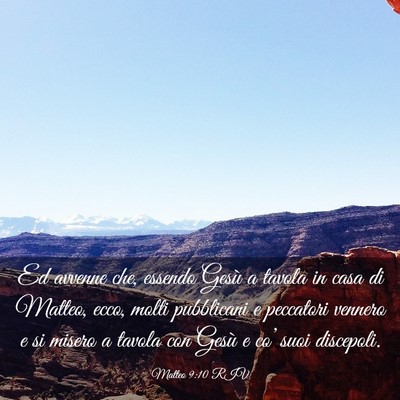 Picture 03 - Matteo 9:10 RIV - Ed avvenne che, essendo Gesù a tavola in casa di - Bible Verse Picture