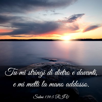 Picture 03 - Salmi 139:5 RIV - Tu mi stringi di dietro e davanti, e mi metti la - Bible Verse Picture